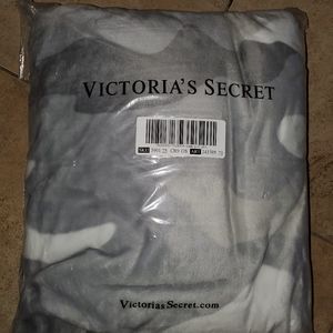VS PINK White Camo Fleece Blanket